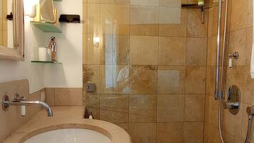 Dusche, Haartrockner, Bidet, Handtücher