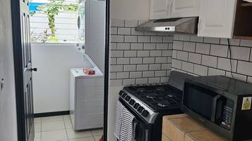 Frigorifero, microonde, forno, piano cottura