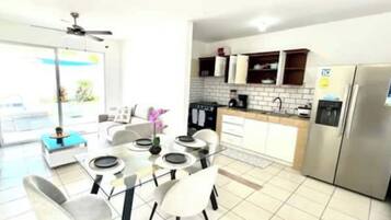 Frigorifero, microonde, forno, piano cottura