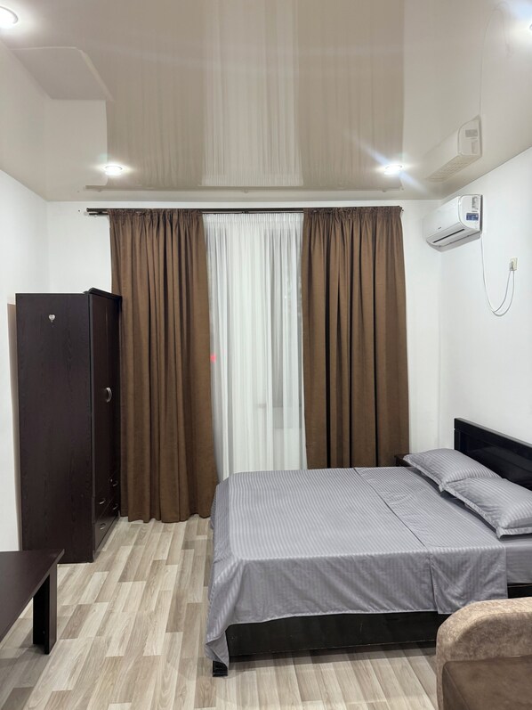 1 habitación, tabla de planchar con plancha, wifi y ropa de cama