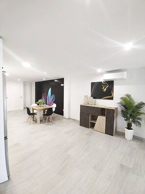 Interior - Ideal for families and groups, modern VFT, up to 5 guests and 5 minutes from downtown. (Andújar)