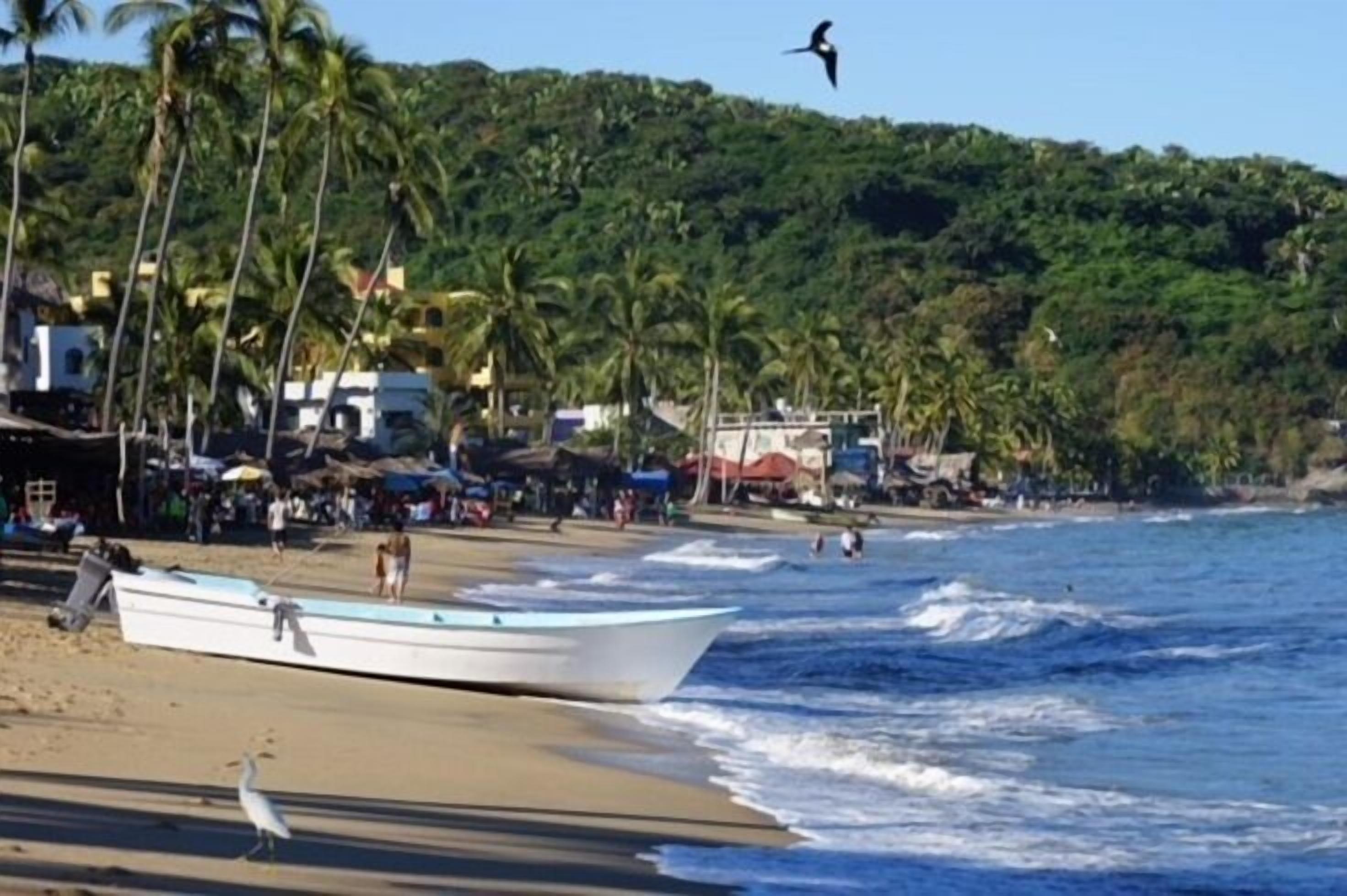 På stranden, solsenger og strandhåndklær