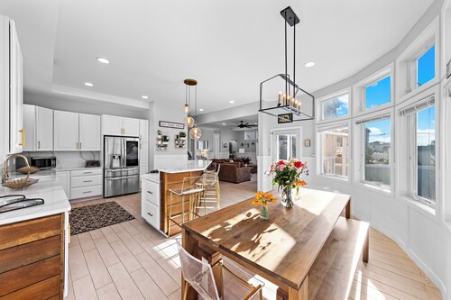 Paradise Surf City - Spacious 5BR Home W/ Pool In Great Location!