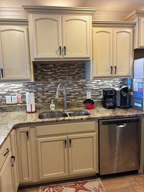 Paper towels - Beach Front Townhome – 2 BR, 3 BA - Deck Overlooking Gulf & Steps to the Beach (Panama City Beach)