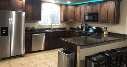 Townhouse close to shopping hospitals &restaurants