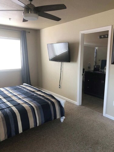 Townhouse close to shopping hospitals &restaurants