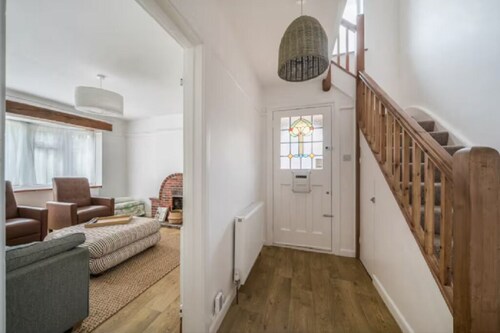 Cosy 3BR Home with Private Garden & Driveway