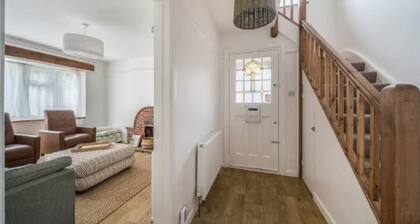 Cosy 3BR Home with Private Garden & Driveway