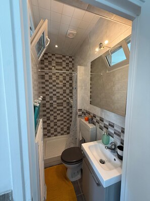Haartrockner, Handtücher, Seife, Toilettenpapier