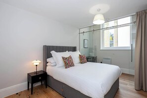 3 quartos, ferros/tábuas de passar roupa, roupa de cama