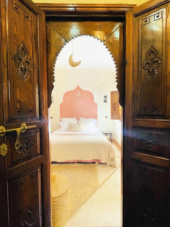 5 bedrooms, iron/ironing board, WiFi, bed sheets