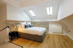 2 bedrooms, bed sheets - City Centre Duplex Apartment (Greater Manchester)