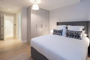 Iron/ironing board, WiFi, bed sheets - Spacious 2 Bedroom City Centre Apartment (Greater Manchester)