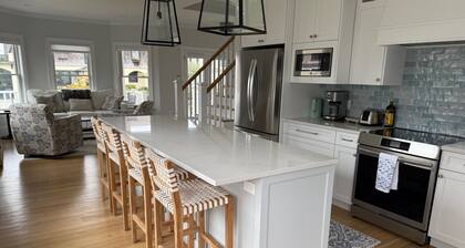 Bright and airy 4+ bedroom house, steps away from the beach!
