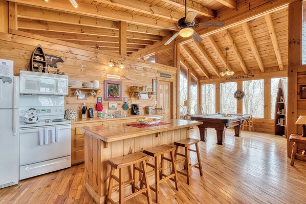 Réfrigérateur, four à micro-ondes, un four, surface de cuisson