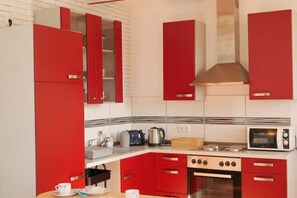 Kühlschrank, Mikrowelle, Ofen, Herdplatte