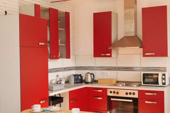 Kühlschrank, Mikrowelle, Ofen, Herdplatte
