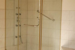 Shower, towels, soap, toilet paper - Sunny apartment, 2 rooms (Looft)