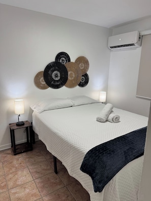 3 bedrooms, iron/ironing board, internet, bed sheets