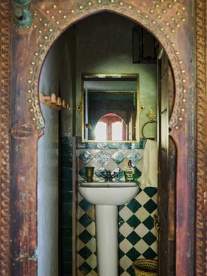 Douche, séchoir à cheveux, serviettes fournies, savon