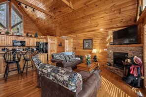 Una Smart TV, una chimenea, videojuegos, un reproductor de DVD