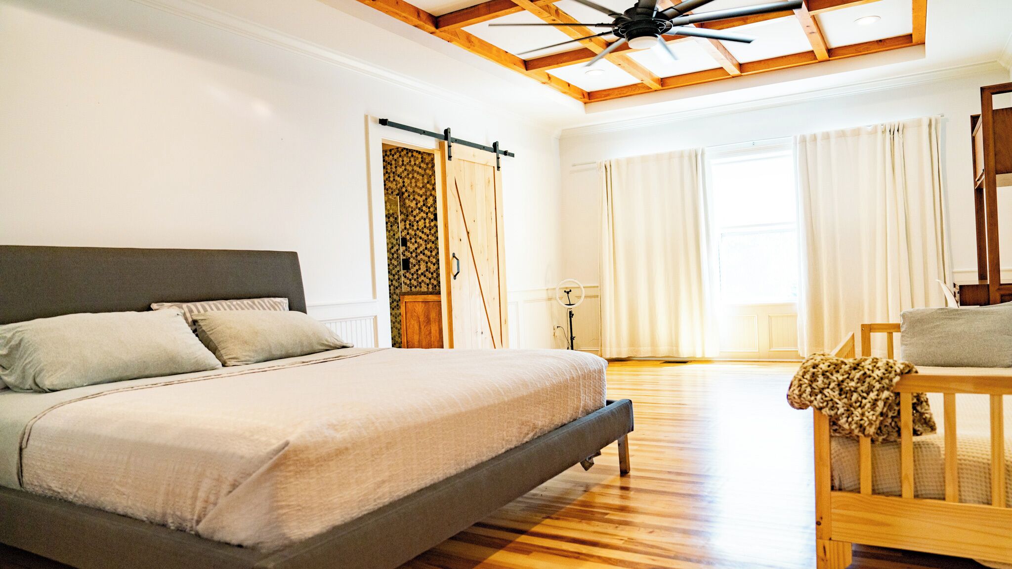 5 室のベッドルーム、アイロン / アイロン台、WiFi、ベ ッドシーツ