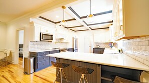 Micro-ondes, four, plaque de cuisson, lave-vaisselle