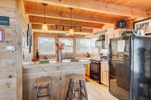 Køleskab, mikrobølgeovn, ovn, kogeplade