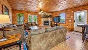 Living area - 9 Bedroom Retreat w/ Views & Pool Table (Sevierville)