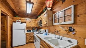 Coffee/tea maker, fridge, microwave, oven - Cozy Rustic Cabin w/ Hot Tub & Pool Table (Sevierville)