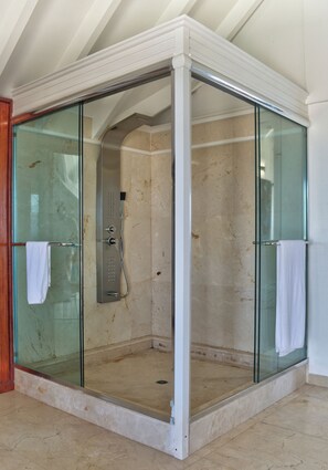 ヘアドライヤー、タオル、石鹸、トイレットペーパー