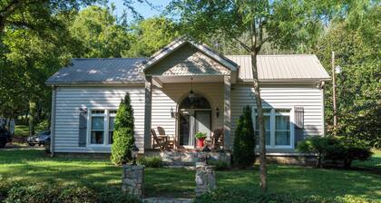 Family friendly 3-bedroom farmhouse in the Tennessee Valley near Fayetteville