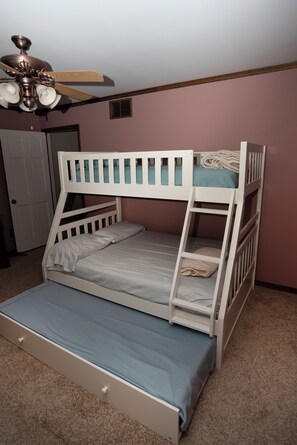 3 bedrooms, iron/ironing board, Internet, bed sheets