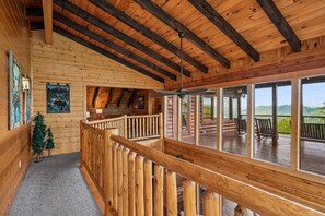 Ein Holzinnenraum mit einem Balkon, der einen schönen Ausblick bietet.