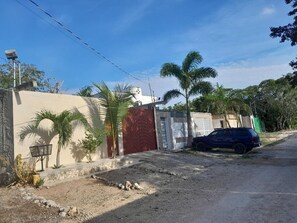 Property grounds - Hotel Like Bedrooms in Cancun close to the airport AC, kitchen , Pool , (Cancún)