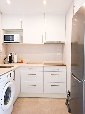 Kühlschrank, Mikrowelle, Herdplatte, Wasserkocher mit Kaffee-/Teezubehör