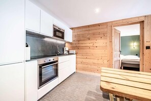 Kühlschrank, Ofen, Geschirrspüler, Wasserkocher mit Kaffee-/Teezubehör