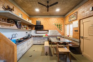 Biệt thự | Bếp riêng | Tủ lạnh, bếp nấu, ấm điện, dụng cụ nấu nướng/bát dĩa/dao nĩa 