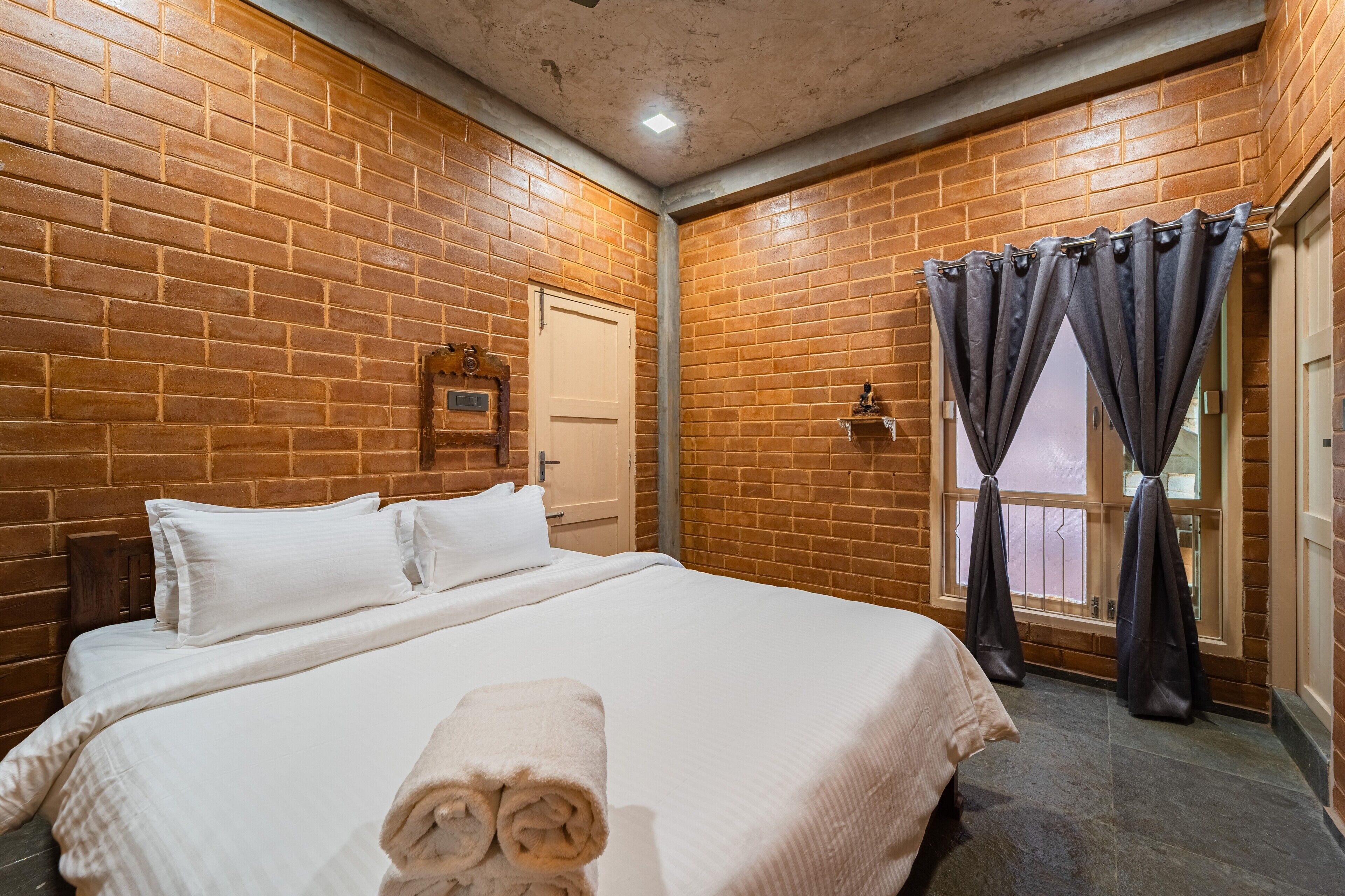 Premium bedding, iron/ironing board, free WiFi, bed sheets