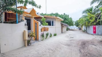 Vista frontal de la propiedad