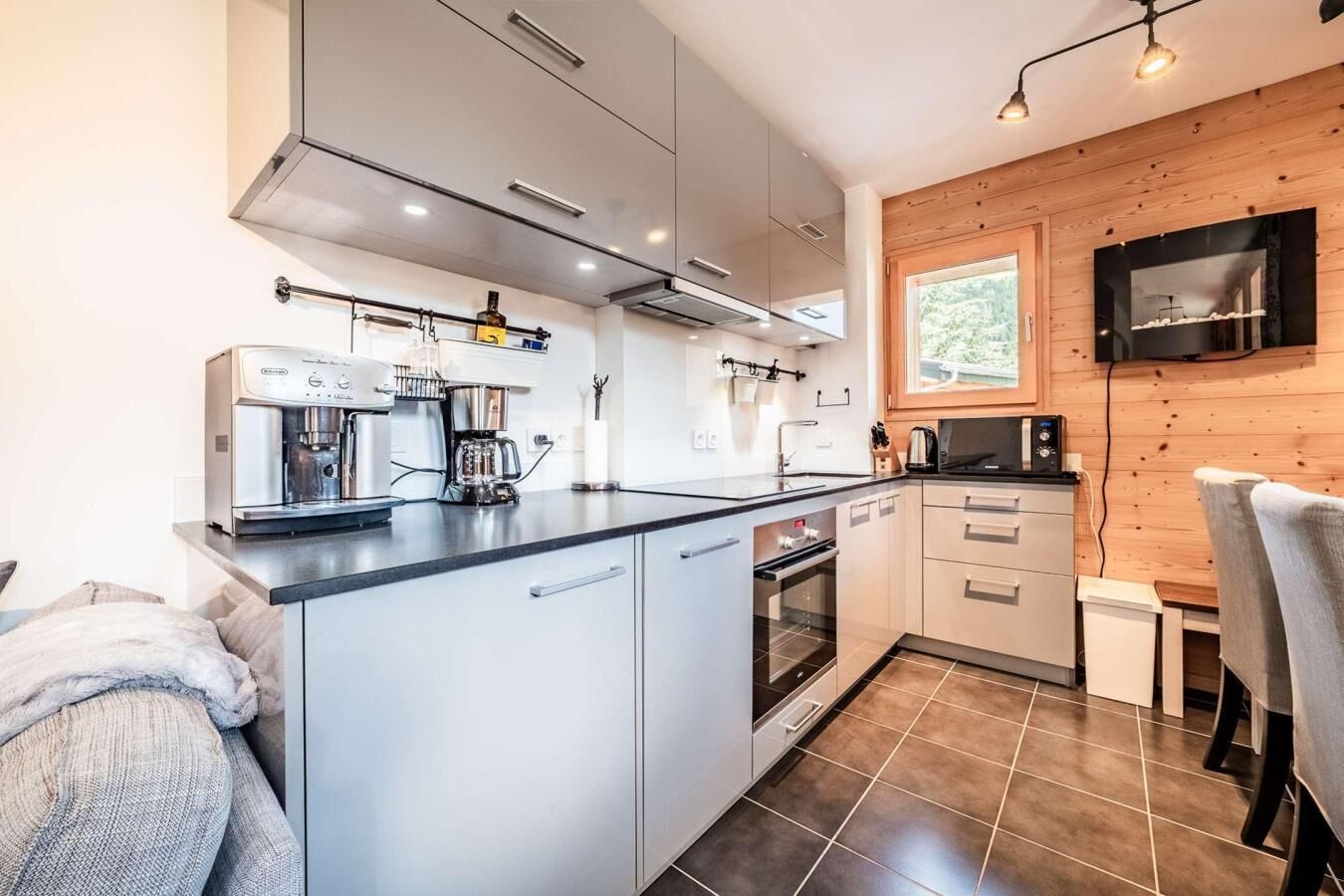 Fridge, microwave, dishwasher, coffee/tea maker