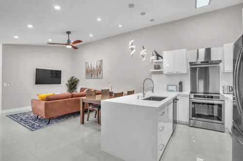 Modern and Spacious 2BR/2BA Villa in the heart of Wellington with Backyard