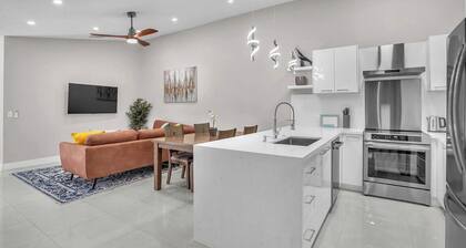 Modern and Spacious 2BR/2BA Villa in the heart of Wellington with Backyard