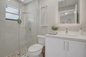 Hårtørrer, bidet, håndklæder, Sæbe
