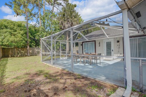 Modern and Spacious 2BR/2BA Villa in the heart of Wellington with Backyard