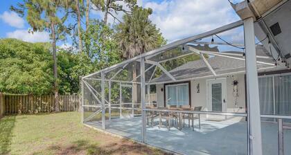 Modern and Spacious 2BR/2BA Villa in the heart of Wellington with Backyard