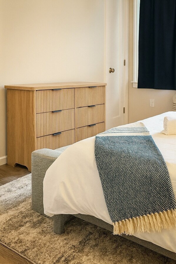 2 bedrooms, iron/ironing board, internet, bed sheets