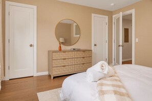 2 habitaciones, escritorio y tabla de planchar con plancha 