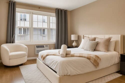 Modern Westville Nest Near Yale with Parking