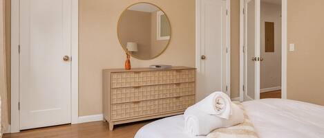 2 bedrooms, iron/ironing board, Internet, bed sheets